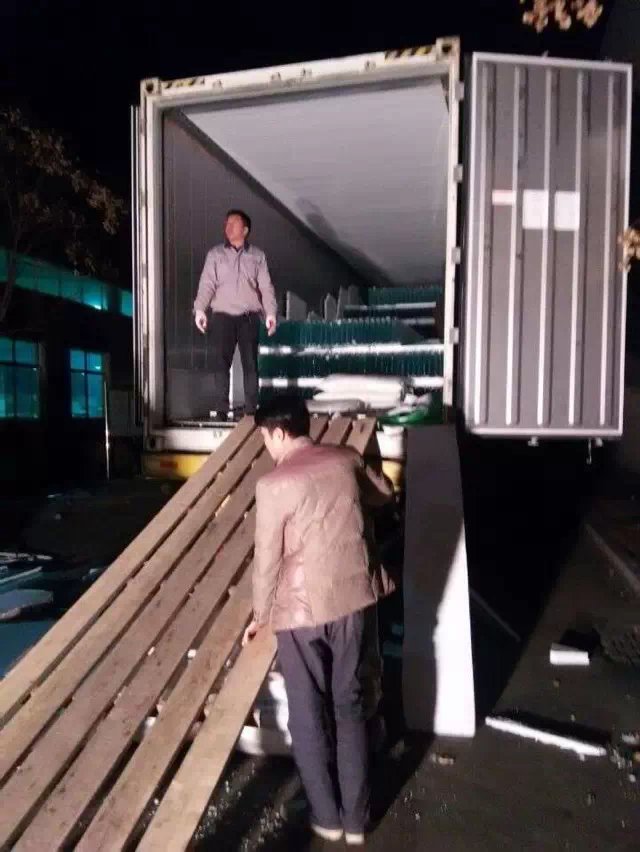 1548603429193194.jpg 出口秘魯裝車現(xiàn)場03.jpg